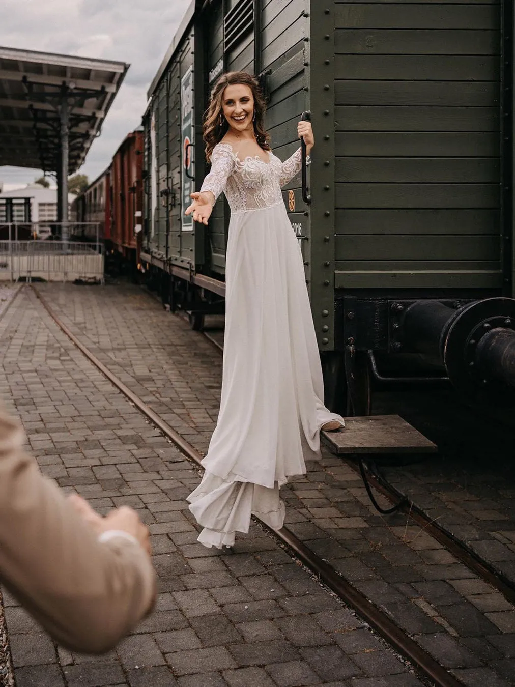 Elegant Chiffon A-line Lace Wedding Dresses with Long Sleeves Gowns WD472
